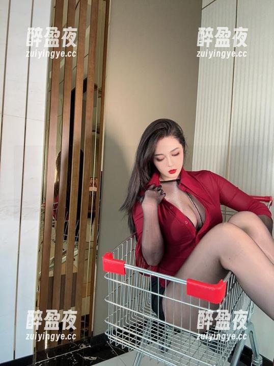 120斤的小王同学 微密圈 - 连体白丝私房合集,眼前的120斤的小王同学是个天才,穿衣版权费可不可以免?