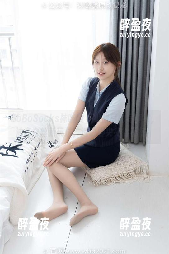 BoBoSocks袜啵啵-小甜豆 BoBoSocks袜啵啵 - 小甜豆的写真集,油亮白丝新玩法,透明脚尖亮得不行!