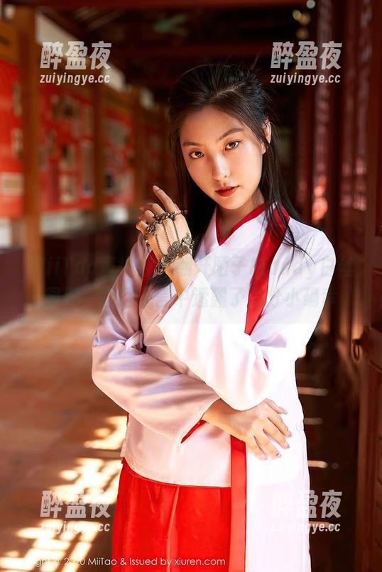 MiiTao蜜桃社-陌子Mandy MiiTao蜜桃社 - 翻开陌子Mandy白丝图册,哑口无言中透露了几分小确幸