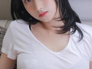 当Myung Ah一穿上牛仔裤,阳光似乎都要点赞——原图和资源共享中!