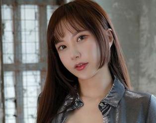 Seoyool(서율)的职场装扮，呃…这一抹色彩很耐看，有种想做壁纸的感觉感觉，哈哈！