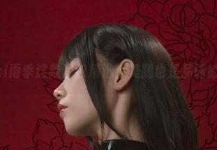 看!Uki雨季这款图包精选,美腿也是品味的象征。