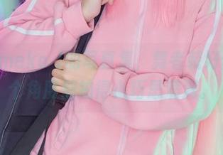 这期Umeko J的写真集,舞者装好像把每个角度都拍得小巧思满满。