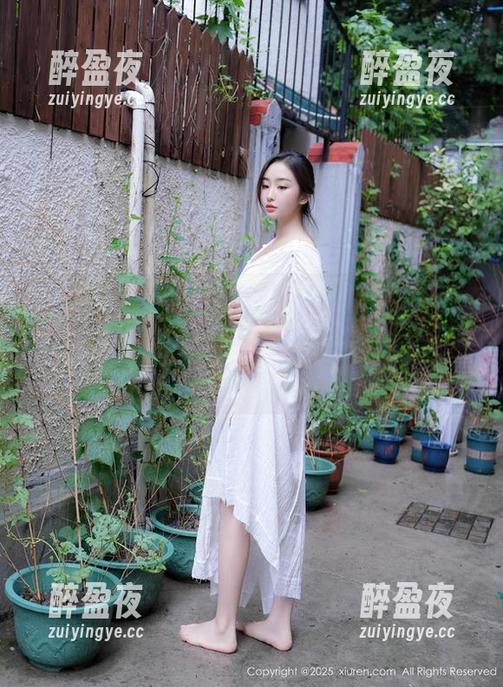 Xiuren秀人网-王馨瑶Yanni Xiuren秀人网 - 图片里的王馨瑶Yanni,裸足的姿态真让人想“我也来试试不穿鞋的日子”,下载到手就能实操!