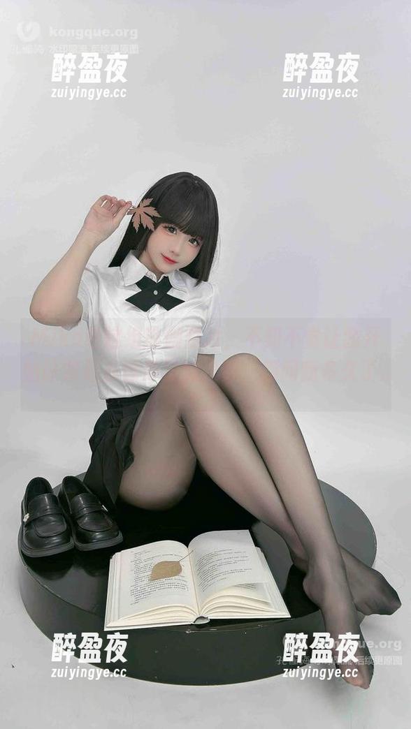 miko酱ww Miko酱这组瑜伽照片,不知不觉让我开始计算起去健身房的次数,别问我多久了...
