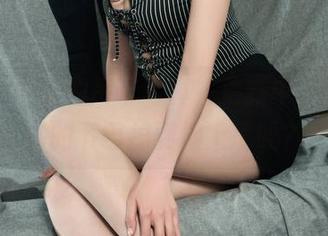 丽柜 - 小唐的吊带写真,更新中,准备好你的下巴掉到地上了吗?