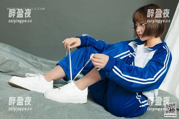 丽柜-甜甜 丽柜 - 我能在线多久?甜甜的美图让我目不转睛,不过这双生花的吻照有点走心了吧。