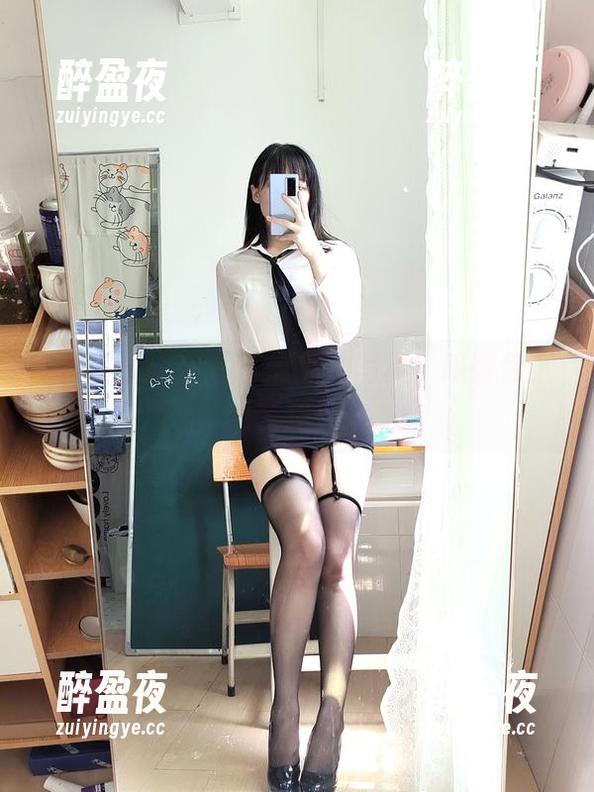 九言 豹纹之间的传说:九言的写真,唤醒你沉睡的灵感。