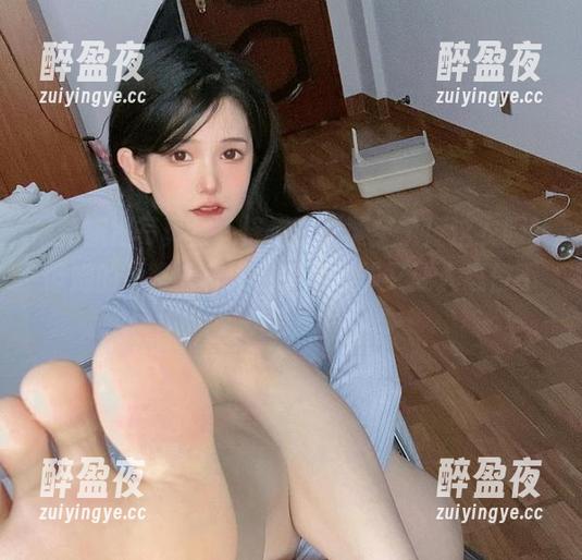 倦倦喵 最新旗袍写真集,倦倦喵又耍宝了!这衣服就像她的性格一样,出乎意料却又让人忍俊不禁。