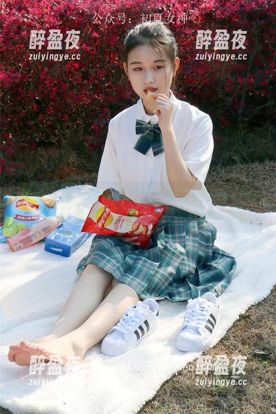 初夏女神 - 跑偏的思绪：安妮的美足作品让我想起了那些很小的细节