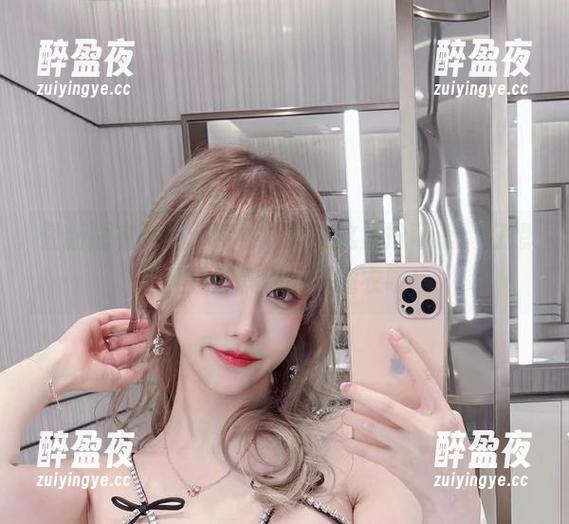 啾小妍 最新睡衣时刻,啾小妍又在这里扮可爱,好想去捏捏那软绵绵的睡衣呢!