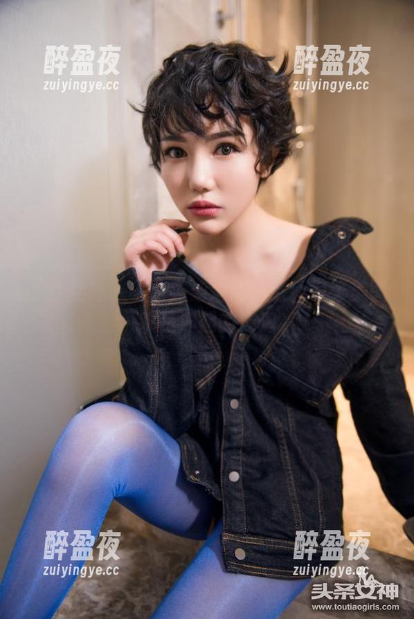 头条女神-李丽莎 头条女神 - 李丽莎泳池奇遇记:每张美图都是浮起的泡泡
