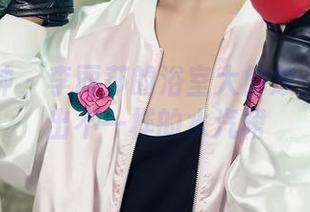 头条女神 - 李丽莎的浴室大解放：图包秀出不一样的水汽裙