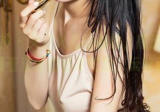 头条女神 - 关注火儿的棉袜，高清图片中流转着淡淡的俏皮气息，玩味无穷