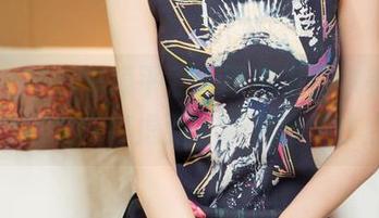 头条女神 - 忘掉平庸,图库里的申美嫣和她的连衣裙考虑到了所有的优缺点。