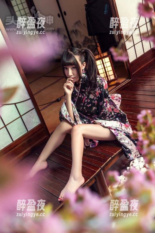 头条女神-钟晴 头条女神 - 钟晴的身姿与空姐制服:高清作品让人欲罢不能!