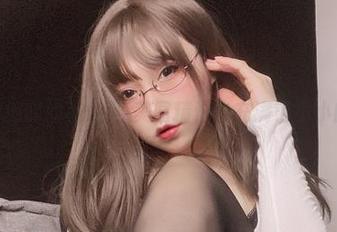小泉学姐吖的私底下-美图精选中充满了小小的叛逆