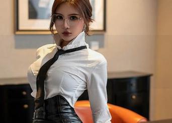 星颜社 - 易阳Silvia全套指引：先下载瑜伽，再说能做到几分之一的胆量！