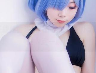 别忘了在线体验末夜787的蕾姆女仆泳装美图,只为这一瞬!