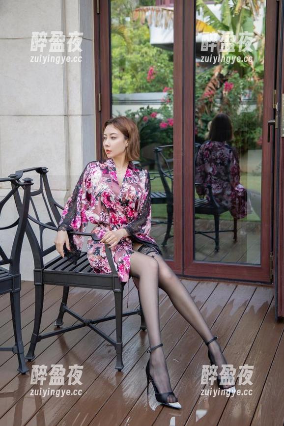 果儿Victoria 微密圈 - 果儿Victoria在线推荐的白衬衫,不得不说,她穿是好,但是我…呃,我应该穿吗?