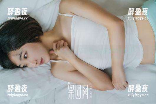果团网-王语纯 果团网 - 原图中的王语纯,捎带着一丝制服的俏皮感!