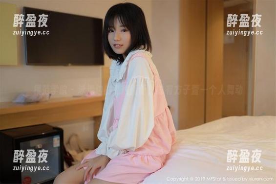 模范学院-方子萱 模范学院 - 泳池边的私房画面,总有方子萱一个人舞动