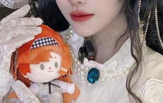 流一_喵喵喵喵喵喵又火了,裸足美图俘获了一堆心,照片里的每个细节像个谜。