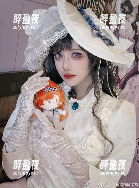 流一_喵喵喵喵喵喵 流一_喵喵喵喵喵喵又火了,裸足美图俘获了一堆心,照片里的每个细节像个谜。
