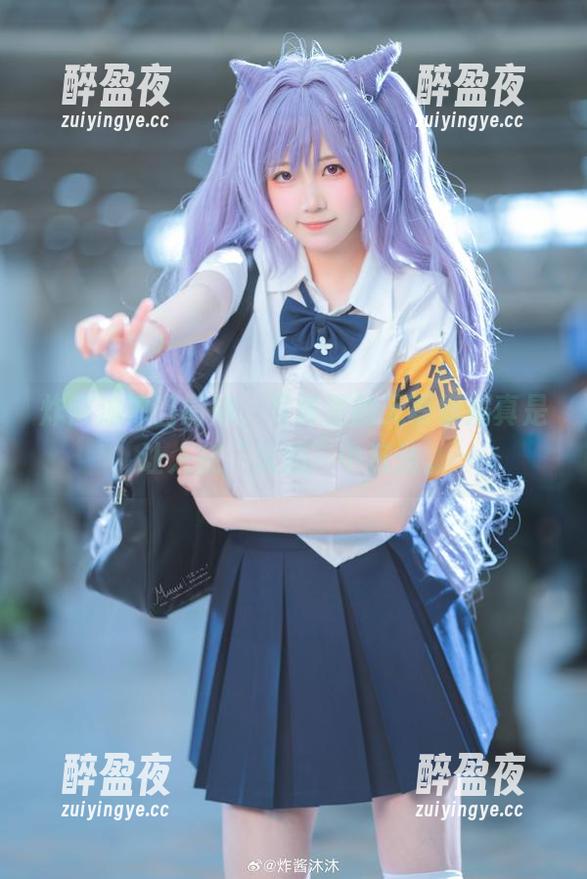 炸酱沐沐 炸酱沐沐当厨娘,写真里的无辜妩媚真是让人在“火焰”中沉迷。