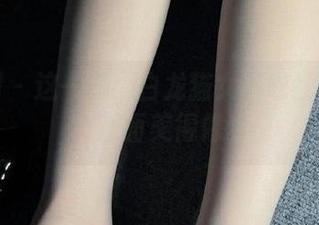 微密圈 - 这一套:白龙猫女展现红底极光,画面美得像梦