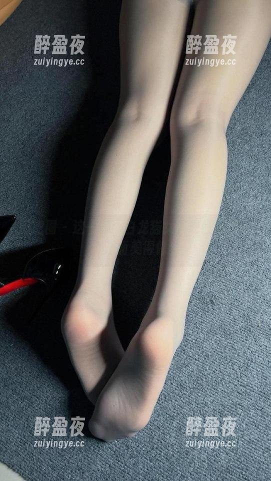 微密圈 - 这一套：白龙猫女展现红底极光，画面美得像梦