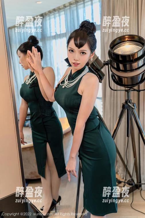 秀人网-可乐Vicky 秀人网 - 借着可乐Vicky的定制户外图集,我这才发现草和衣服的关系有多复杂。