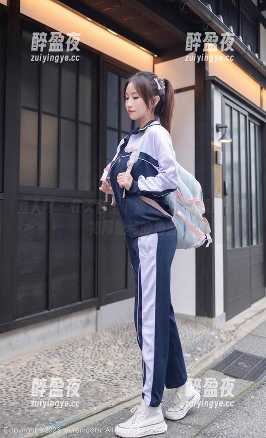 秀人网-小逗逗 秀人网 - 在天台上下游走,小逗逗的作品如同隐秘的角落