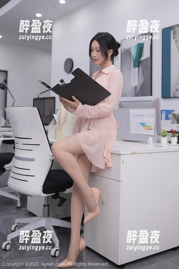 秀人网-潘娇娇 秀人网 - 潘娇娇的制服姿态,福利写真一套领取了吗?