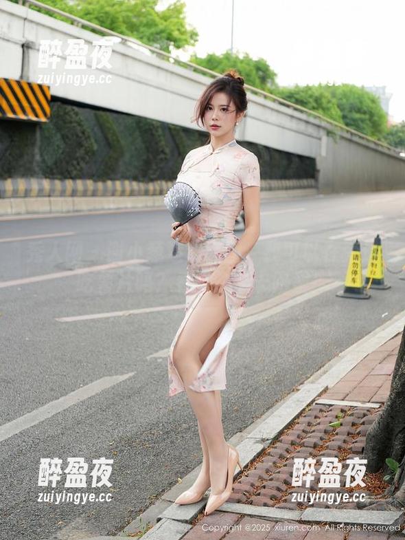 秀人网-谢小葱 秀人网 - 谢小葱运动套图:我可以在旁边吃薯片吗?看她燃烧卡路里!