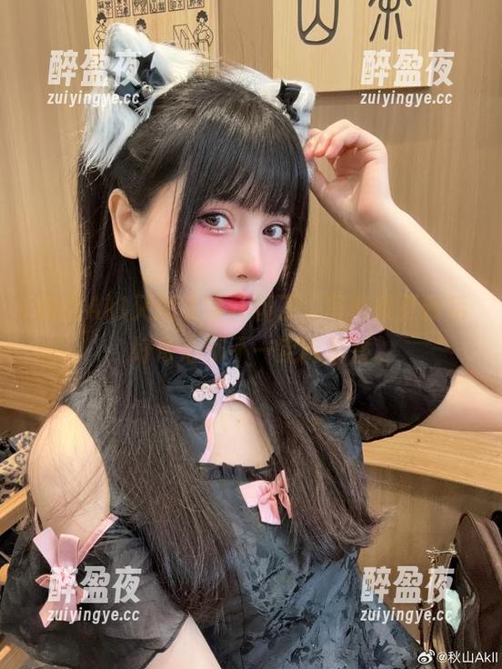 秋山AkI 秋山AkI又把镂空升级了,写真集更新后,好奇心都不一定能解答。