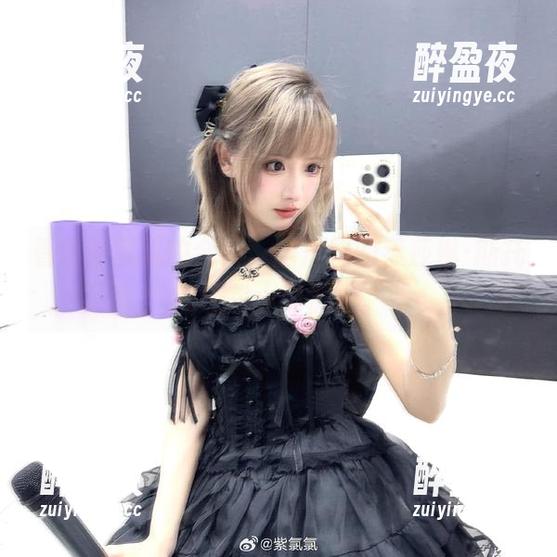 紫氯氯 看着紫氯氯的合集,脑海里的莱莎琳·斯托特让我小鹿乱撞。