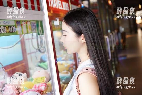 蜜桃社-萌美Moemi 蜜桃社 - 从会议到私拍:萌美Moemi在办公室的魔法时刻