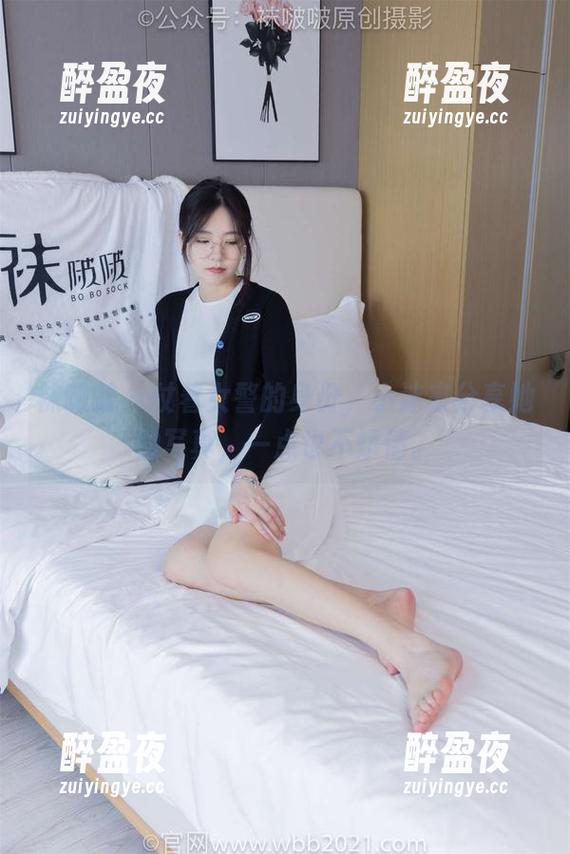 袜啵啵 - 仗着女警的身份，小沫来分享她的写真，一点也不矫情。