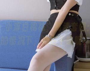 袜啵啵 - 小淳白棉袜，高清套图：不露脸的情况下，她在干嘛呢？