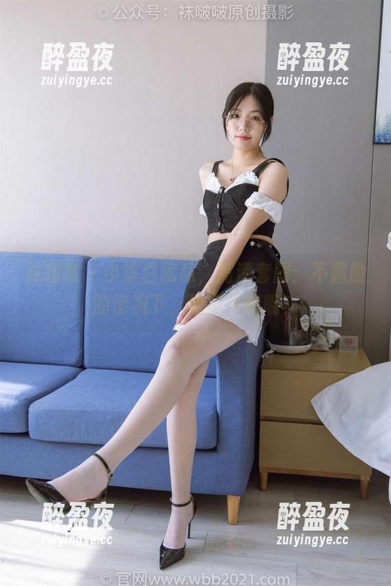 袜啵啵-小淳 袜啵啵 - 小淳白棉袜,高清套图:不露脸的情况下,她在干嘛呢?