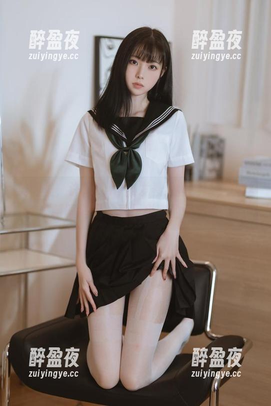 许岚LAN 美图里,许岚LAN散发着独特韵味,灰丝制服搭配,真是甜蜜的误会。