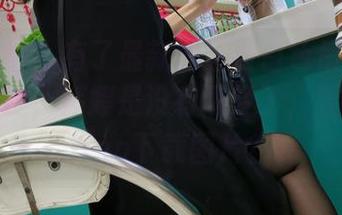 魔镜街拍 - 有了最新的这波白色吊带裙配黑丝美腿，婷婷是没有懒经了，要不要来app下载图片？