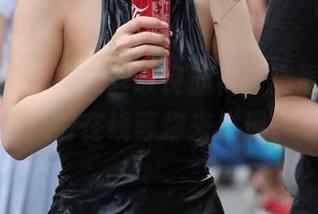 魔镜街拍:用黑丝改良旗袍,资源的别样风情在线等你来发现。