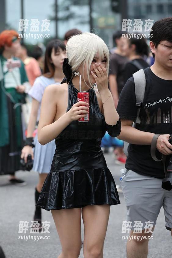 魔镜街拍 魔镜街拍:用黑丝改良旗袍,资源的别样风情在线等你来发现。