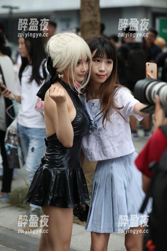 魔镜街拍 高清画面:看短裙肉丝如何在魔镜街拍中和黑高跟鞋共舞